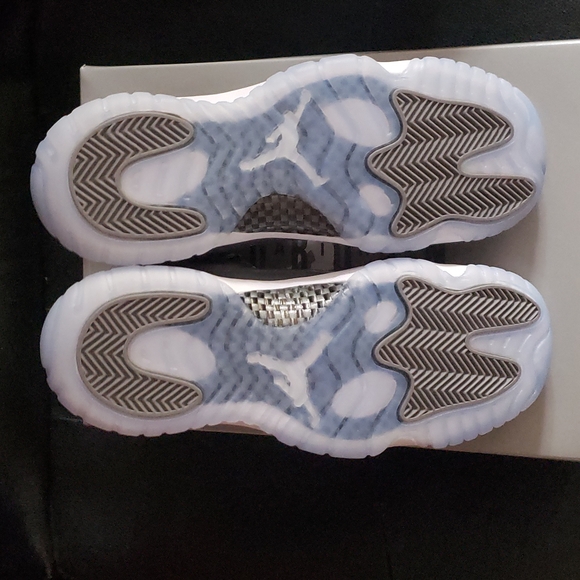AIR JORDAN 11 RETRO (GS) 'Cool Grey' 2021 - Picture 8 of 16